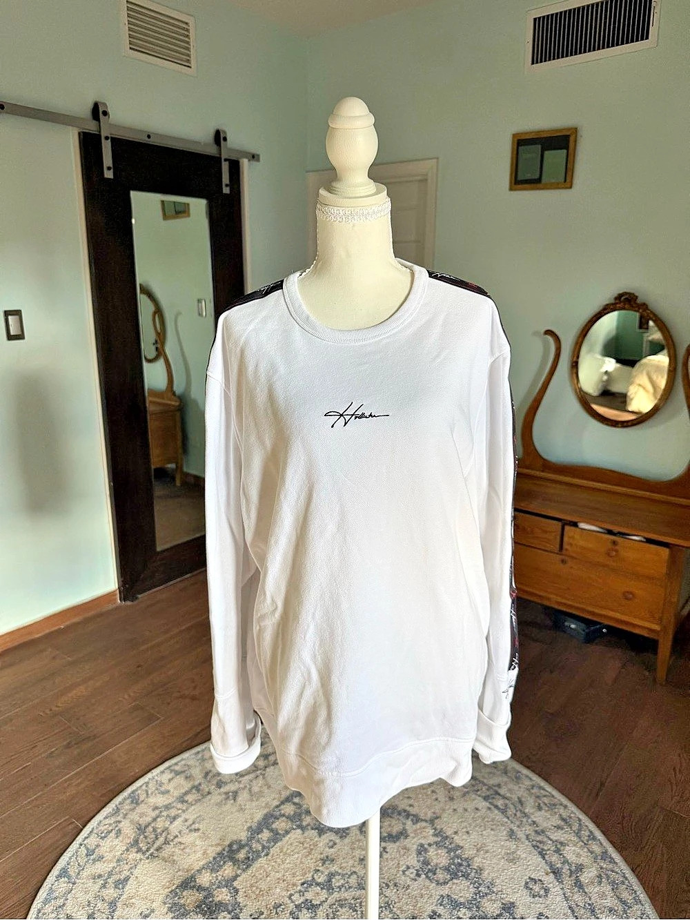 Hollister Long Sleeve Tee in White Size XL